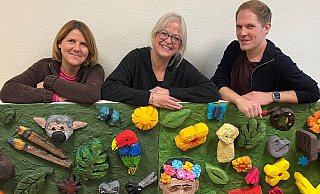 Das Lehrerteam: Manuela Rosner, Rektorin Annette Harz, Stefan Koll-Zachrau. Das gestaltete Bild wird künftig im Foyer der neuen Frida-Kahlo-Schule hängen. Aus dem Tam Wiedenbrück fehlen Adith Schürmann und Marianne Zimmer. - Jeanette Salzmann Das Lehrerteam: Manuela Rosner, Rektorin Annette Harz, Stefan Koll-Zachrau. Das gestaltete Bild wird künftig im Foyer der neuen Frida-Kahlo-Schule hängen. Aus dem Tam Wiedenbrück fehlen Adith Schürmann und Marianne Zimmer. - Jeanette Salzmann