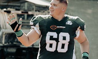 Bulldogs-Center Michael Reimer grüßt beim Einlaufen mit der Mannschaft Zuschauer auf der Rußheide. - Simon Schöningh Bulldogs-Center Michael Reimer grüßt beim Einlaufen mit der Mannschaft Zuschauer auf der Rußheide. - Simon Schöningh