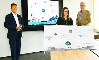 Freuen sich über die erfolgreiche Bewerbung im Bundesförderprogramm „Smart Cities – Made in DE“: Landrat Michael Stickeln (v. l.), Informatikerin Antonia Schöning, und der Leiter des Fachbereichs für Verwaltungsinterne Dienste und Digitalisierung beim Kreis Höxter, Gerhard Handermann. - Kreis Höxter Freuen sich über die erfolgreiche Bewerbung im Bundesförderprogramm „Smart Cities – Made in DE“: Landrat Michael Stickeln (v. l.), Informatikerin Antonia Schöning, und der Leiter des Fachbereichs für Verwaltungsinterne Dienste und Digitalisierung beim Kreis Höxter, Gerhard Handermann. - Kreis Höxter