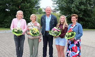 Bukes Oberst Hans-Norbert Keuter mit den besten Schützinnen: (v. l.) Anja Winkler (Apfel), Christa Waldhoff (Krone), Sommerfestkönigin Keely Slade und Katrin Walton (Zepter). - Schützen Buke Bukes Oberst Hans-Norbert Keuter mit den besten Schützinnen: (v. l.) Anja Winkler (Apfel), Christa Waldhoff (Krone), Sommerfestkönigin Keely Slade und Katrin Walton (Zepter). - Schützen Buke