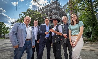 Richtfest Studierendenhauses am Klinikum Mitte in Bielefeld (v.l.): Theodor Windhorst (Förderverein), Holger Sudhoff (Ärztlicher Direktor), Michael Ackermann (Geschäftsführer), Dominik Stabs (Zimmermann), Martin Egelhaaf (Rektorat), Leonie Resem (Fachschaft) - Sarah Jonek Richtfest Studierendenhauses am Klinikum Mitte in Bielefeld (v.l.): Theodor Windhorst (Förderverein), Holger Sudhoff (Ärztlicher Direktor), Michael Ackermann (Geschäftsführer), Dominik Stabs (Zimmermann), Martin Egelhaaf (Rektorat), Leonie Resem (Fachschaft) - Sarah Jonek