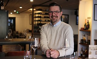 Der Inhaber Sören Hartendorf ist seit einem Jahr mit der 1575 Weinbar am Neuen Markt. - Lena Kley Der Inhaber Sören Hartendorf ist seit einem Jahr mit der 1575 Weinbar am Neuen Markt. - Lena Kley