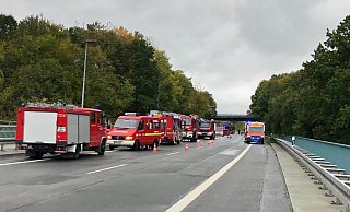 Zahlreiche Einsatzfahrzeuge waren an der Rettungsaktion auf der Weserbrücke beteiligt. - Polizei Höxter Zahlreiche Einsatzfahrzeuge waren an der Rettungsaktion auf der Weserbrücke beteiligt. - Polizei Höxter