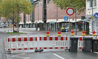 Derzeit kein Durchkommen: Der Verkehrsknoten vor der Stadtbibliothek wird sechs Wochen lang gesperrt sein. - Ludger Osterkamp Derzeit kein Durchkommen: Der Verkehrsknoten vor der Stadtbibliothek wird sechs Wochen lang gesperrt sein. - Ludger Osterkamp