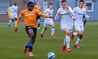 Siegtorschütze: Arminias C-Jugend-Spieler Favour Salami (l.) traf gegen Leverkusen zum 1:0-Endstand. - Andreas Zobe Siegtorschütze: Arminias C-Jugend-Spieler Favour Salami (l.) traf gegen Leverkusen zum 1:0-Endstand. - Andreas Zobe