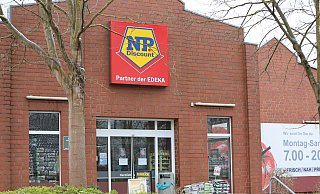 Der NP-Markt in Wulferdingsen war im April 2021 Schauplatz eines bewaffneten Überfalls. Jetzt muss sich ein Trio aus Bad Oeynhausen, Löhne und Melle dafür vorm Landgericht verantworten. - Nicole Sielermann Der NP-Markt in Wulferdingsen war im April 2021 Schauplatz eines bewaffneten Überfalls. Jetzt muss sich ein Trio aus Bad Oeynhausen, Löhne und Melle dafür vorm Landgericht verantworten. - Nicole Sielermann