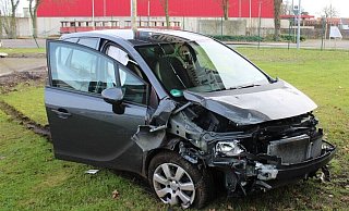 Der Opel prallte in Rahden zunächst gegen die Mauer einer Garage, bevor er einen Zaum durchbrach. - Polizei Minden-Lübbecke Der Opel prallte in Rahden zunächst gegen die Mauer einer Garage, bevor er einen Zaum durchbrach. - Polizei Minden-Lübbecke