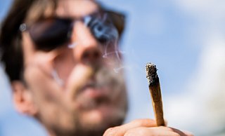 Bundesgesundheitsminister Karl Lauterbach hat bereits ein Eckpunktepapier zur Legalisierung von Canabis beschlossen - doch nicht alle Parteien stehen hinter dem Konzept. - picture alliance/dpa Bundesgesundheitsminister Karl Lauterbach hat bereits ein Eckpunktepapier zur Legalisierung von Canabis beschlossen - doch nicht alle Parteien stehen hinter dem Konzept. - picture alliance/dpa