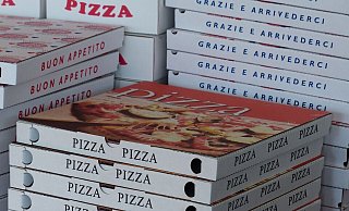 Der Lieferant hatte gerade seine Pizza abgeliefert, da blickte er auf das Messer der drei Räuber. - Symbolfoto: pixabay / Creative Commons Der Lieferant hatte gerade seine Pizza abgeliefert, da blickte er auf das Messer der drei Räuber. - Symbolfoto: pixabay / Creative Commons