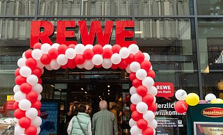 Der neue Rewe-Markt in der Paderborner Innenstadt ist eröffnet. Zahlreiche Kunden nutzen schon am Vormittag die Gelegenheit, den Supermarkt zu erkunden und einen Einkauf zu erledigen. - Lena Henning Der neue Rewe-Markt in der Paderborner Innenstadt ist eröffnet. Zahlreiche Kunden nutzen schon am Vormittag die Gelegenheit, den Supermarkt zu erkunden und einen Einkauf zu erledigen. - Lena Henning