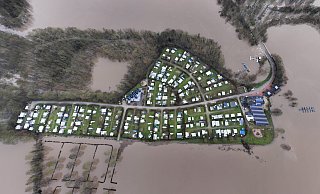 Der Campingplatz am Großen Weserbogen ist zurzeit nur noch eine Insel. - THORSTEN ULONSKA Der Campingplatz am Großen Weserbogen ist zurzeit nur noch eine Insel. - THORSTEN ULONSKA