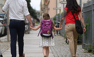 Der künftige Schulweg der I-Dötze sollte im Vorfeld geübt werden, empfehlen Polizei und Verkehrssicherheitsbeauftragte. - (c) dpa-Zentralbild Der künftige Schulweg der I-Dötze sollte im Vorfeld geübt werden, empfehlen Polizei und Verkehrssicherheitsbeauftragte. - (c) dpa-Zentralbild