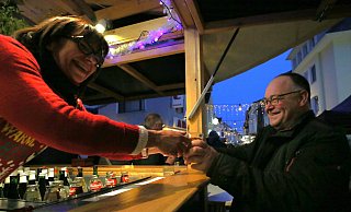 Auch bei Regen und Wind gingen viele Heißgetränke über die Theken. - Ilka Gülker Auch bei Regen und Wind gingen viele Heißgetränke über die Theken. - Ilka Gülker