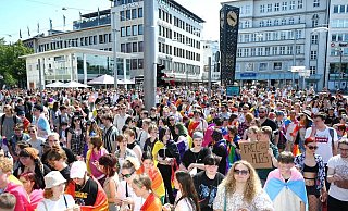Bunt und fröhlich, aber auch von Übergriffen überschattet: Der CSD 2023 in Bielefeld. - Barbara Franke Bunt und fröhlich, aber auch von Übergriffen überschattet: Der CSD 2023 in Bielefeld. - Barbara Franke