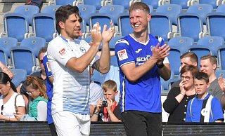 Fabian Klos (r.) und Stefan Ortega Moreno stehen beim Klos-Abschiedsspiel am 12. Oktober wieder gemeinsam auf dem Rasen der Schüco-Arena. - imago images / Dünhölter SportPresseFoto Fabian Klos (r.) und Stefan Ortega Moreno stehen beim Klos-Abschiedsspiel am 12. Oktober wieder gemeinsam auf dem Rasen der Schüco-Arena. - imago images / Dünhölter SportPresseFoto