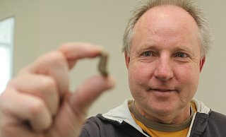 Archäologe Sven Spiong zeigt eine Tonscherbe aus Volmerdingsen, die wohl Teil eines Allzwecktopfs aus dem 12. Jahrhundert war. - Ulf Hanke Archäologe Sven Spiong zeigt eine Tonscherbe aus Volmerdingsen, die wohl Teil eines Allzwecktopfs aus dem 12. Jahrhundert war. - Ulf Hanke