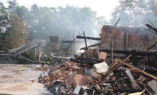 Am Freitagvormittag waren einige Feuerwehrkräfte noch mit Nachlöscharbeiten beschäftigt. - Madita Schellenberg Am Freitagvormittag waren einige Feuerwehrkräfte noch mit Nachlöscharbeiten beschäftigt. - Madita Schellenberg