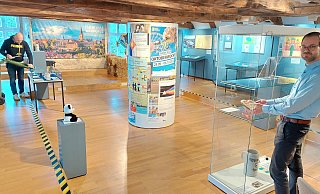 Museumsmitarbeiter Lars Großjohann und Leiter Alexander Schwerdtfeger-Klaus bauen die Schau auf. - Dieter Scholz Museumsmitarbeiter Lars Großjohann und Leiter Alexander Schwerdtfeger-Klaus bauen die Schau auf. - Dieter Scholz