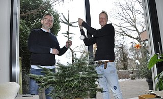 Angelika Südbrock und ihr Lebensgefährte Dirk Rinkens entscheiden sich seit Jahren ganz bewusst für einen krumm gewachsenen Weihnachtsbaum. - Rainer Stephan Angelika Südbrock und ihr Lebensgefährte Dirk Rinkens entscheiden sich seit Jahren ganz bewusst für einen krumm gewachsenen Weihnachtsbaum. - Rainer Stephan