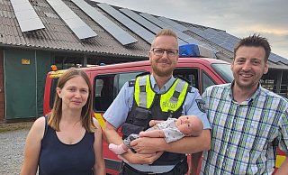 Die stolzen Eltern Katharina und Markus Reinstädtler mit Wolfgang Kubat, der ihre Tochter im Arm hält. - Viktoria Bartsch Die stolzen Eltern Katharina und Markus Reinstädtler mit Wolfgang Kubat, der ihre Tochter im Arm hält. - Viktoria Bartsch