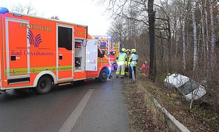 Der Fahrer eines Kleintransporters ist auf dem Weg nach Bad Oeynhausen quer über die Kanalstraße in Gegenrichtung in den Graben gerutscht. - Ulf Hanke Der Fahrer eines Kleintransporters ist auf dem Weg nach Bad Oeynhausen quer über die Kanalstraße in Gegenrichtung in den Graben gerutscht. - Ulf Hanke