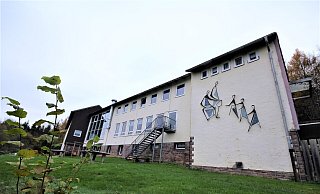 Zahlreiche Rettungs- und Sanitätskräfte wurden in der Nacht zu Sonntag zur Jugendherberge in Höxter gerufen. - David Schellenberg Zahlreiche Rettungs- und Sanitätskräfte wurden in der Nacht zu Sonntag zur Jugendherberge in Höxter gerufen. - David Schellenberg