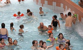 Im Wellenbad kommen auch die Jüngsten auf ihre Kosten. Eltern und große Geschwister haben ein wachsames Auge auf die Kinder, denn viele von ihnen können noch nicht schwimmen. - Claus Frickemeier Im Wellenbad kommen auch die Jüngsten auf ihre Kosten. Eltern und große Geschwister haben ein wachsames Auge auf die Kinder, denn viele von ihnen können noch nicht schwimmen. - Claus Frickemeier