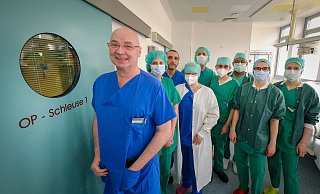 Nicht ohne mein Team: Niels Rahe-Meyer, Chefarzt der Klinik für Anästhesiologie und operative Intensivmedizin im Franziskushospital, trommelte fürs Foto schnell einige Kolleginnen und Kollegen zusammen. - Andreas Zobe Nicht ohne mein Team: Niels Rahe-Meyer, Chefarzt der Klinik für Anästhesiologie und operative Intensivmedizin im Franziskushospital, trommelte fürs Foto schnell einige Kolleginnen und Kollegen zusammen. - Andreas Zobe