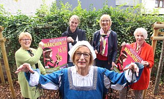 Der Märchentag-Arbeitskreis mit Marianne Fien als Frau Holle sowie den Organisatorinnen Karin Remmert (v.l.), Katharina Vötter, Annelie Holländer und Ursula Pauly. - Burkhard Battran Der Märchentag-Arbeitskreis mit Marianne Fien als Frau Holle sowie den Organisatorinnen Karin Remmert (v.l.), Katharina Vötter, Annelie Holländer und Ursula Pauly. - Burkhard Battran