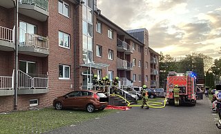 Bei Eintreffen der Einsatzkräfte an der Reinherstraße in Paderborn hatten sich die meisten Bewohner des Mehrfamilienhauses bereits ins Freie begeben. - Feuerwehr Paderborn Bei Eintreffen der Einsatzkräfte an der Reinherstraße in Paderborn hatten sich die meisten Bewohner des Mehrfamilienhauses bereits ins Freie begeben. - Feuerwehr Paderborn