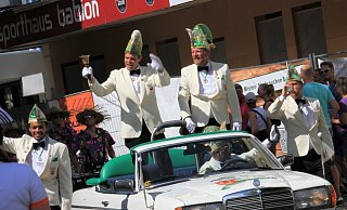 Beim großen Jubiläumsfest „111 Jahre Rosenmontagszüge in Steinheim“ feierten die Jecken im August im puren Sonnenschein – darunter auch Präsident Dominik Thiet und Vizepräsident Axel Remmert-Bobe im flotten StKG-Flitzer. - Madita Schellenberg Beim großen Jubiläumsfest „111 Jahre Rosenmontagszüge in Steinheim“ feierten die Jecken im August im puren Sonnenschein – darunter auch Präsident Dominik Thiet und Vizepräsident Axel Remmert-Bobe im flotten StKG-Flitzer. - Madita Schellenberg