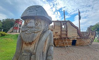 Piratenschiff und der Turm auf dem Kletterhügel sind nur zwei von vielen Spielelementen auf dem Generationen-Platz "Bürgerwiese" in Bredenborn. - Madita Schellenberg Piratenschiff und der Turm auf dem Kletterhügel sind nur zwei von vielen Spielelementen auf dem Generationen-Platz "Bürgerwiese" in Bredenborn. - Madita Schellenberg