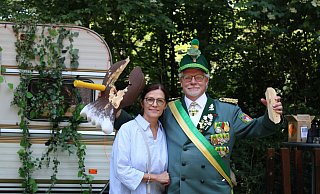 Das neue Schloß Neuhäuser Königspaar Monika und Markus Husemann präsentiert stolz die Reste des kurz zuvor abgeschossenen Holzvogels. - Moritz Jülich Das neue Schloß Neuhäuser Königspaar Monika und Markus Husemann präsentiert stolz die Reste des kurz zuvor abgeschossenen Holzvogels. - Moritz Jülich