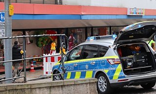 Die Polizei riegelte die Zufahrt zur Hufschmiede ab und sperrte den Unfallort im Hintergrund mit Flatterband ab. - Patrick Schwemling Die Polizei riegelte die Zufahrt zur Hufschmiede ab und sperrte den Unfallort im Hintergrund mit Flatterband ab. - Patrick Schwemling