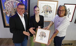 Herman Reichold entwarf zusammen mit seiner Assistentin Lara Wenzel sein 24. Libori-Motiv und würdigt damit die Schausteller. Es hängt in Matthias Thaters (li) Stadtbüro in der Grube. - Janina Pietruschka Herman Reichold entwarf zusammen mit seiner Assistentin Lara Wenzel sein 24. Libori-Motiv und würdigt damit die Schausteller. Es hängt in Matthias Thaters (li) Stadtbüro in der Grube. - Janina Pietruschka