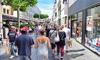 Am frühen Nachmittag war die Bahnhofsstraße während der Veranstaltung "Hut ab" am vergangenen Wochenende noch gut gefüllt, abends kamen aber kaum noch Kunden in die Geschäfte. - Barbara Franke Am frühen Nachmittag war die Bahnhofsstraße während der Veranstaltung "Hut ab" am vergangenen Wochenende noch gut gefüllt, abends kamen aber kaum noch Kunden in die Geschäfte. - Barbara Franke