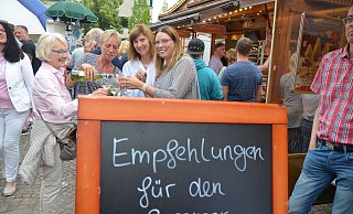 Bild vom Abendmarkt 2019: Die Veranstaltung kam gut an bei den Besuchern. Wegen Corona darf jetzt aber nur eine bestimmte Anzahl an Menschen auf den Barmeierplatz. - Mareike Patock Bild vom Abendmarkt 2019: Die Veranstaltung kam gut an bei den Besuchern. Wegen Corona darf jetzt aber nur eine bestimmte Anzahl an Menschen auf den Barmeierplatz. - Mareike Patock