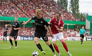 Mattes Hansen gab im DFB-Pokal in Cottbus sein Startelfdebüt für den SCP und machte auf der Doppelsechs ein gutes Spiel. Hier setzt er sich gegen Phil Halbauer durch. - IMAGO/Fotostand Mattes Hansen gab im DFB-Pokal in Cottbus sein Startelfdebüt für den SCP und machte auf der Doppelsechs ein gutes Spiel. Hier setzt er sich gegen Phil Halbauer durch. - IMAGO/Fotostand