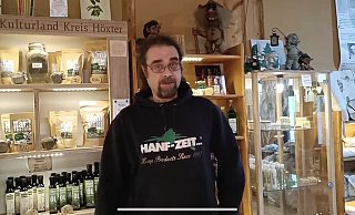 Stefan Nölker-Wunderwald betreibt die "Hanfzeit" in Steinheim. Nach einer schwierigen Zeit blickt er zuversichtlich in die Zukunft. - Screenshot: NW Stefan Nölker-Wunderwald betreibt die "Hanfzeit" in Steinheim. Nach einer schwierigen Zeit blickt er zuversichtlich in die Zukunft. - Screenshot: NW