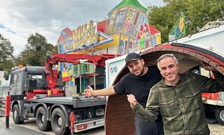 Bei den Aufbauarbeiten: Marktmeister Manuel Schneider (rechts) und Schausteller Arno von Olnhausen stehen am Dienstag vor der fast schon fertig errichteten "Villa Wahnsinn". Das Fahrgeschäft ist eines von vier Neuheiten bei der Michaeliskirmes in Gütersloh. - Christian Bröder Bei den Aufbauarbeiten: Marktmeister Manuel Schneider (rechts) und Schausteller Arno von Olnhausen stehen am Dienstag vor der fast schon fertig errichteten "Villa Wahnsinn". Das Fahrgeschäft ist eines von vier Neuheiten bei der Michaeliskirmes in Gütersloh. - Christian Bröder