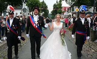 Das Königspaar Sebastian und Marion Ebbers mit Schützenoberst Andreas Ebbers und Oberst-Adjutant Michael Nolte. - Johannes Büttner Das Königspaar Sebastian und Marion Ebbers mit Schützenoberst Andreas Ebbers und Oberst-Adjutant Michael Nolte. - Johannes Büttner