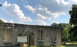 Die Reste dieser Ruine des einstigen Ortes Haustenbeck befinden sich auf dem Truppenübungsplatz Senne. Das gesamte Übungsgelände ist rund 116 Quadratkilometer groß. - www.sportpictures.de Die Reste dieser Ruine des einstigen Ortes Haustenbeck befinden sich auf dem Truppenübungsplatz Senne. Das gesamte Übungsgelände ist rund 116 Quadratkilometer groß. - www.sportpictures.de