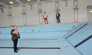 Vor drei Jahren war im Hallenbad ein neuer Hubboden eingebaut worden. Schwimmmeister Mike Fonas stellte die Technik damals auch Bürgermeister Bert Honsel und Werkleiter Christoph Flieder vor. - Archiv Joern Spreen-Ledebur Vor drei Jahren war im Hallenbad ein neuer Hubboden eingebaut worden. Schwimmmeister Mike Fonas stellte die Technik damals auch Bürgermeister Bert Honsel und Werkleiter Christoph Flieder vor. - Archiv Joern Spreen-Ledebur