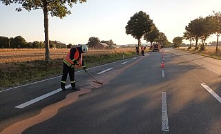 Sonnenaufgang mit Ölspur-Kehren auf der B 241. - FFW Borgentreich Sonnenaufgang mit Ölspur-Kehren auf der B 241. - FFW Borgentreich