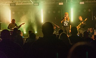 Die Band Amber ist zum dritten Mal bei Schweicheln Rock City dabei und sorgt mit ihren Songs zwischen Punk und Indiepop für Stimmung vor der Bühne. - Ralf Bittner Die Band Amber ist zum dritten Mal bei Schweicheln Rock City dabei und sorgt mit ihren Songs zwischen Punk und Indiepop für Stimmung vor der Bühne. - Ralf Bittner