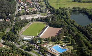 Das Hermann-Löns-Stadion mit seinem Sportgebäude (im Vordergrund links) soll umgestaltet werden - bleibt es Heimat für den SC Aleviten? - Archivfoto: Gerd Vieler Das Hermann-Löns-Stadion mit seinem Sportgebäude (im Vordergrund links) soll umgestaltet werden - bleibt es Heimat für den SC Aleviten? - Archivfoto: Gerd Vieler