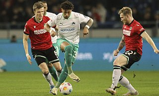 Fabian Kunze (l.) und Andreas Voglsammer (r.) kickten schon beide für Arminia Bielefeld. Jetzt kehren sie mit Hannover 96 zurück auf die Alm. - IMAGO/Claus Bergmann Fabian Kunze (l.) und Andreas Voglsammer (r.) kickten schon beide für Arminia Bielefeld. Jetzt kehren sie mit Hannover 96 zurück auf die Alm. - IMAGO/Claus Bergmann