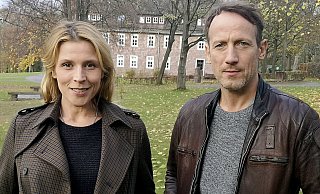 Wotan Wilke Möhring und Franziska Weisz vor heimischer Kulisse. - NDR/Cinecentrum/Katinka Seidt Wotan Wilke Möhring und Franziska Weisz vor heimischer Kulisse. - NDR/Cinecentrum/Katinka Seidt
