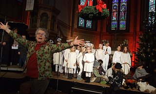 Chorleiterin Annegret Blomeyer freut sich, dass alles so gut geklappt hat. Im Hinterrund ist ein Teil des Chores zu sehen vom Musical "Die Räuber von Bethlehem". - Karsten Schulz Chorleiterin Annegret Blomeyer freut sich, dass alles so gut geklappt hat. Im Hinterrund ist ein Teil des Chores zu sehen vom Musical "Die Räuber von Bethlehem". - Karsten Schulz