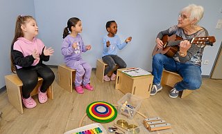 Maria Storck musiziert mit den Kindern aus der Kita Traumheide in Baumheide. An diesem Tag sind Artemis, Annoluwa und Heliana (von links) dabei. - Andreas Zobe Maria Storck musiziert mit den Kindern aus der Kita Traumheide in Baumheide. An diesem Tag sind Artemis, Annoluwa und Heliana (von links) dabei. - Andreas Zobe